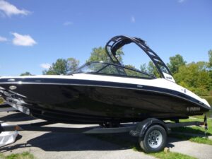 Read more about the article Here Are Some Advantages Of Buying A Yamaha Jet Boat Compared To A Boat With An Outboard Motor: