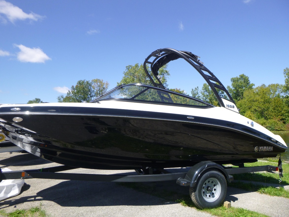 You are currently viewing Here Are Some Advantages Of Buying A Yamaha Jet Boat Compared To A Boat With An Outboard Motor: