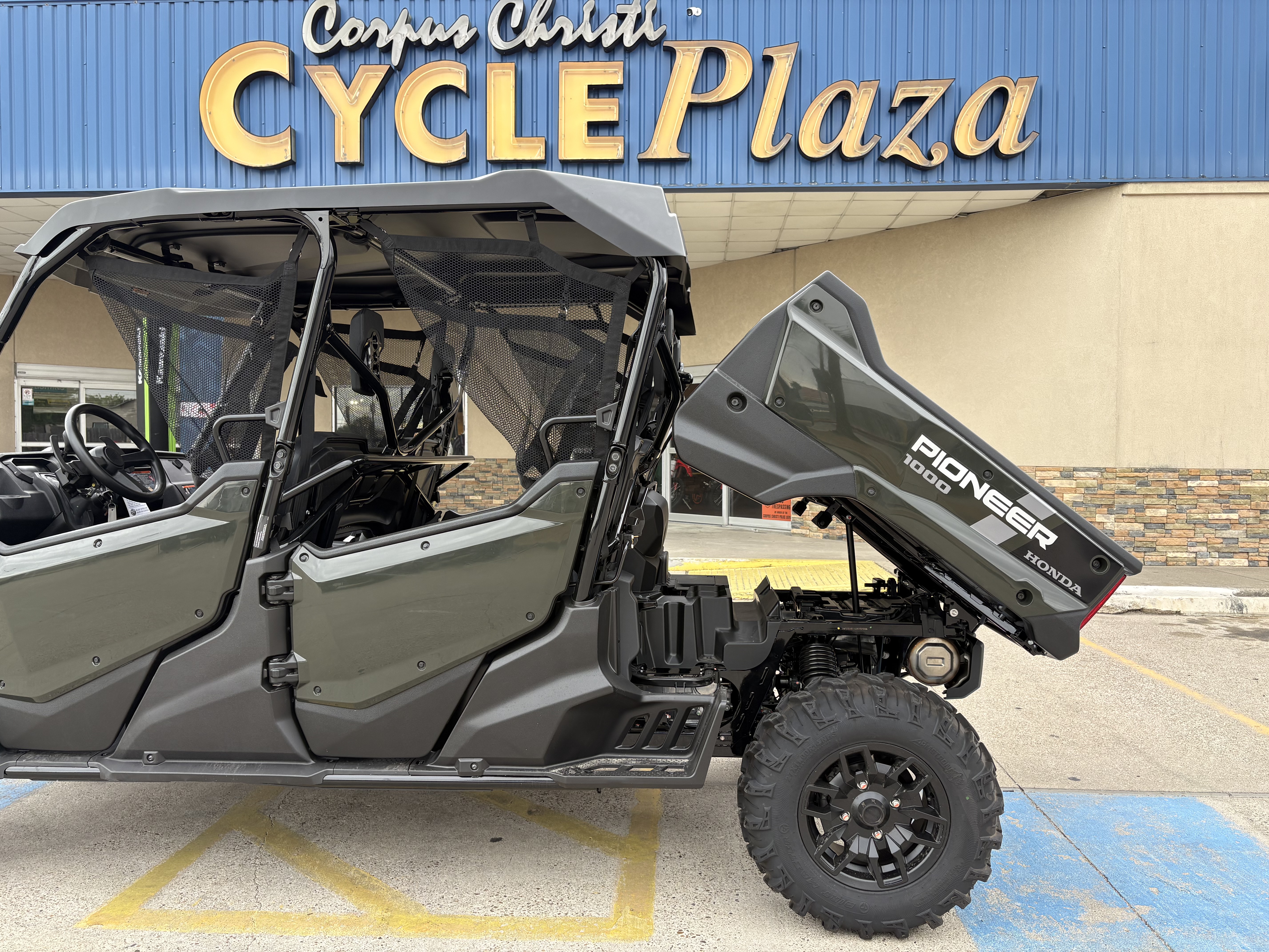 2025 Honda PIONEER 1000-6 DLX CRE UTV