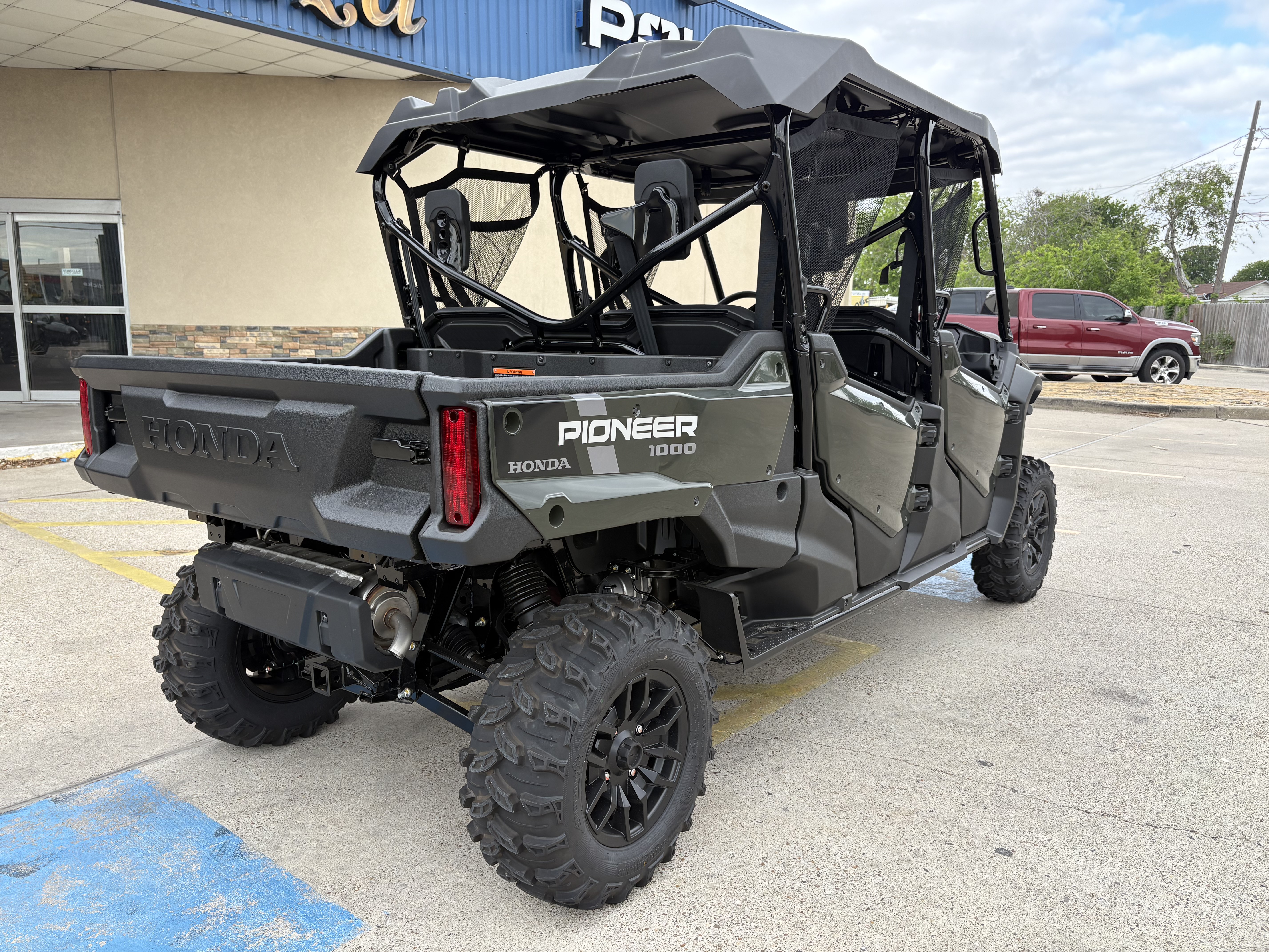 2025 Honda PIONEER 1000-6 DLX CRE UTV