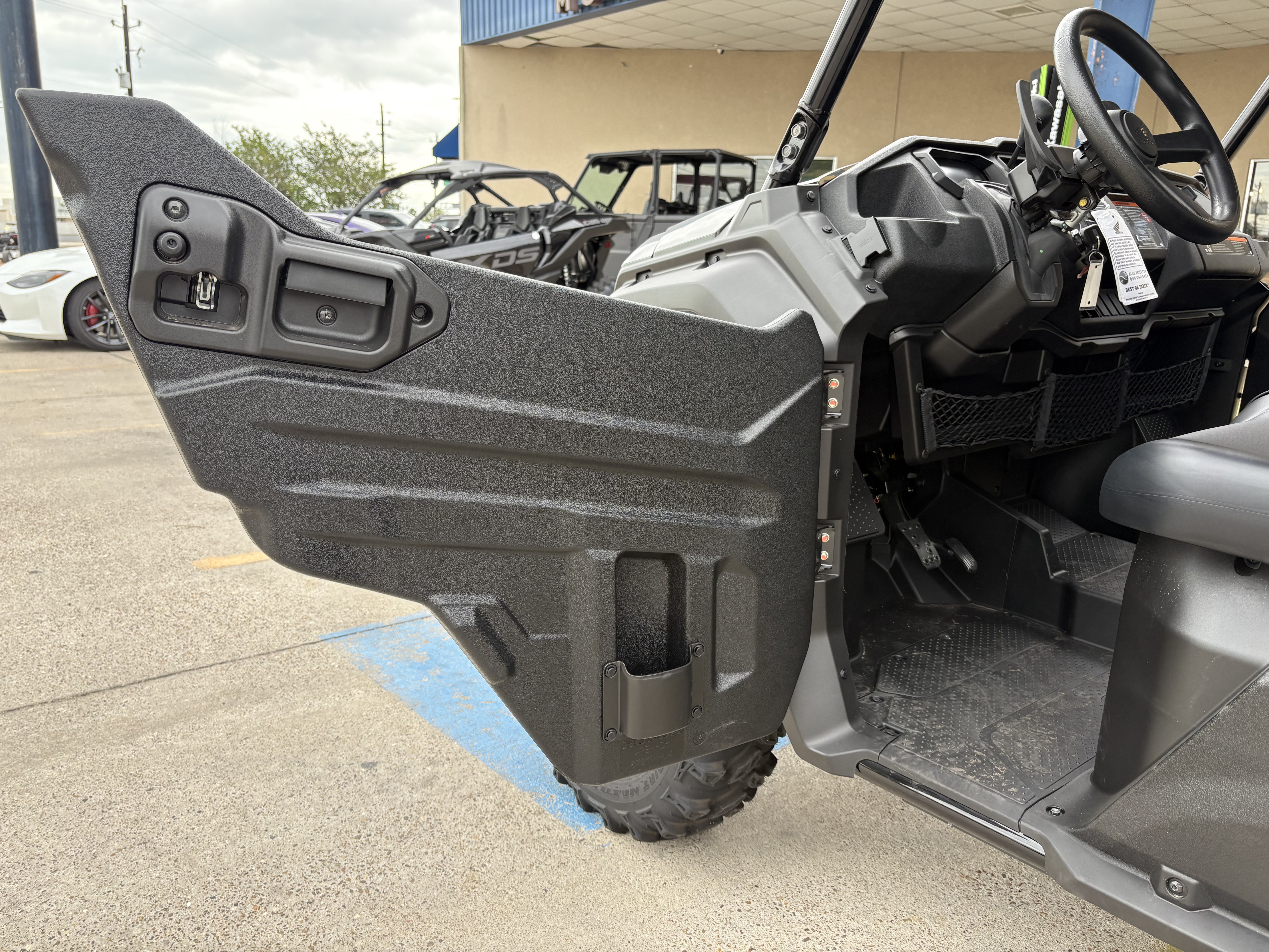 2025 Honda PIONEER 1000-6 DLX CRE UTV