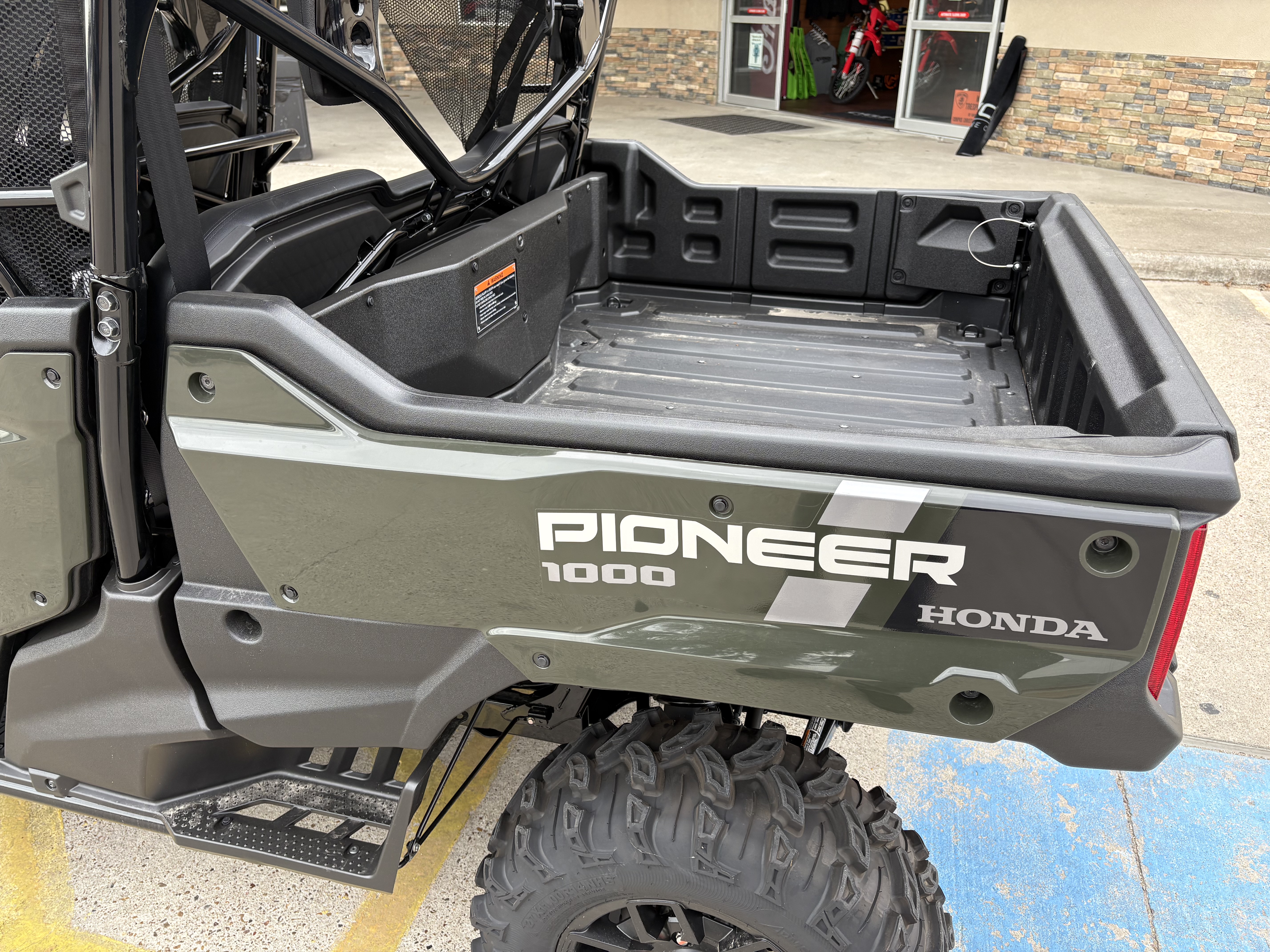 2025 Honda PIONEER 1000-6 DLX CRE UTV
