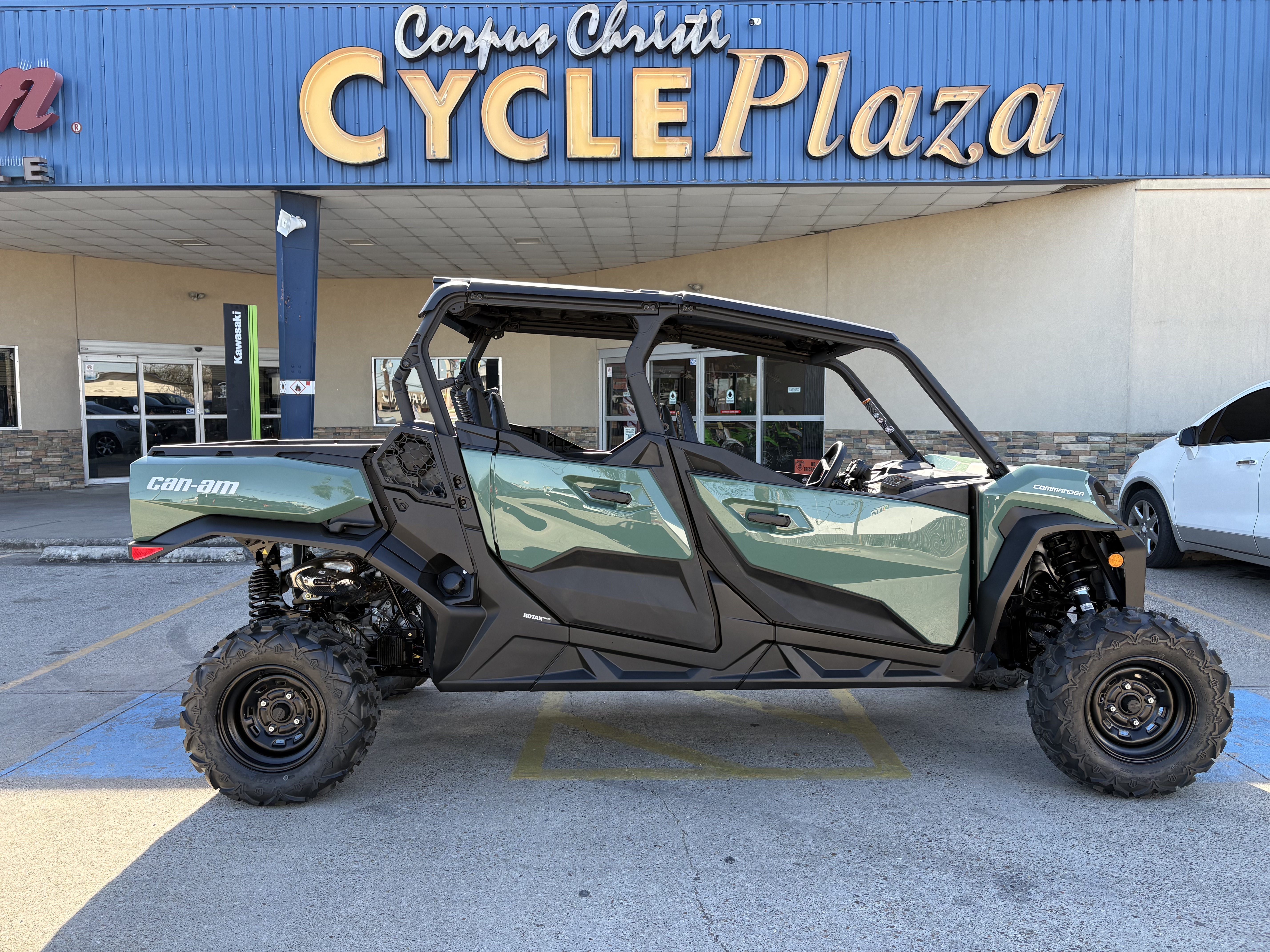 2026 Can-Am Commander MAX DPS 700 Side x Side