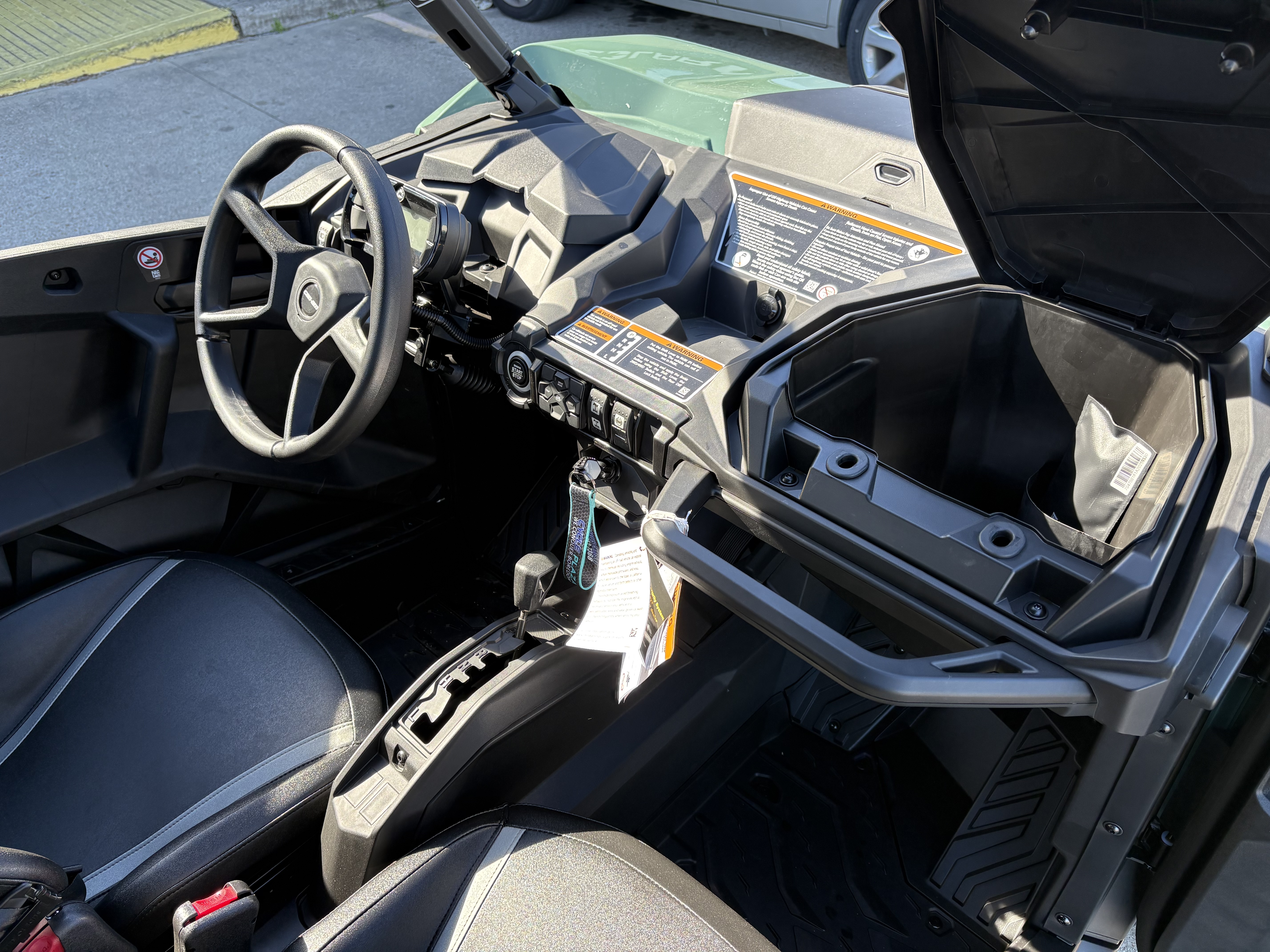 2026 Can-Am Commander MAX DPS 700 Side x Side