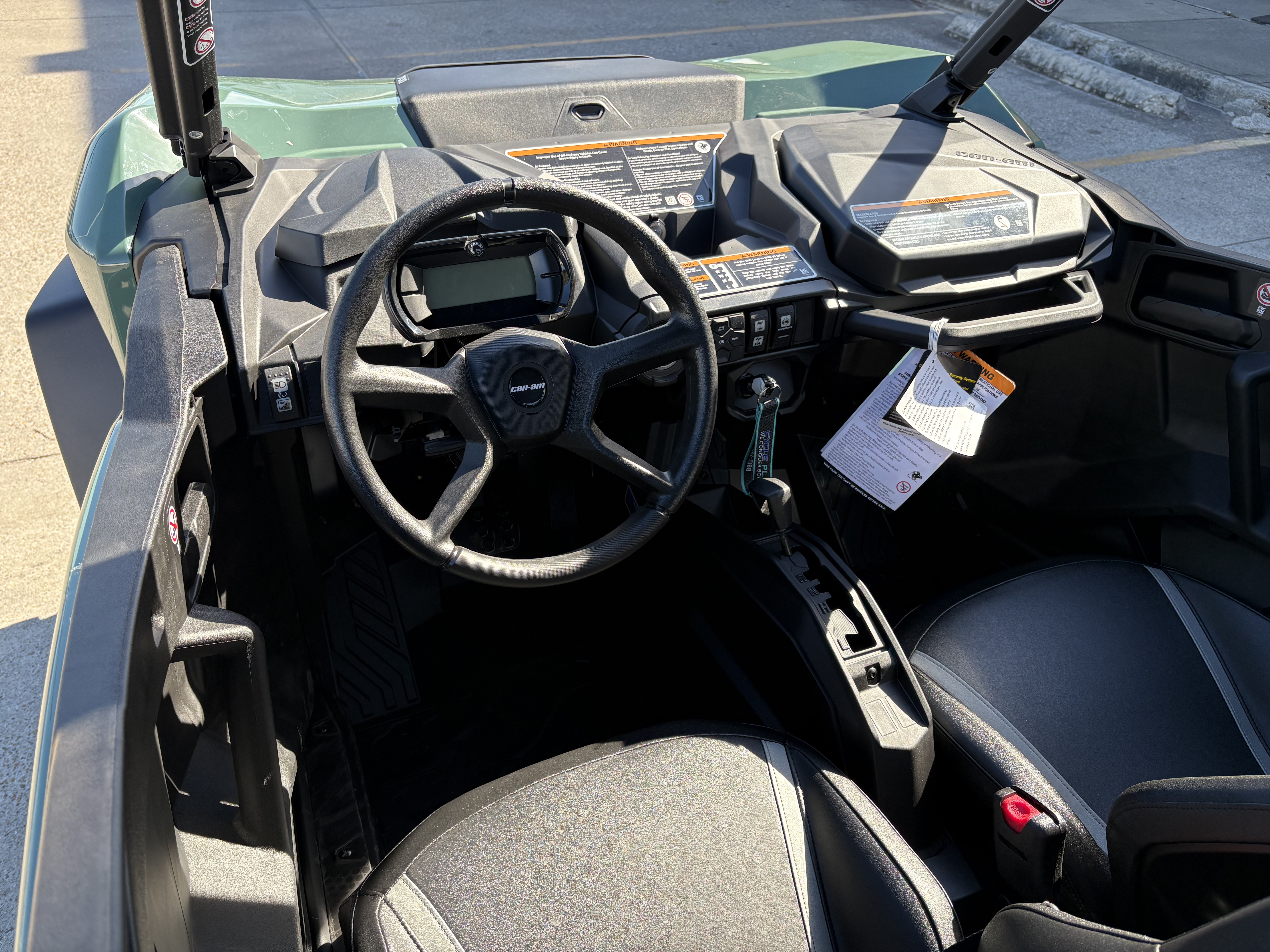 2026 Can-Am Commander MAX DPS 700 Side x Side