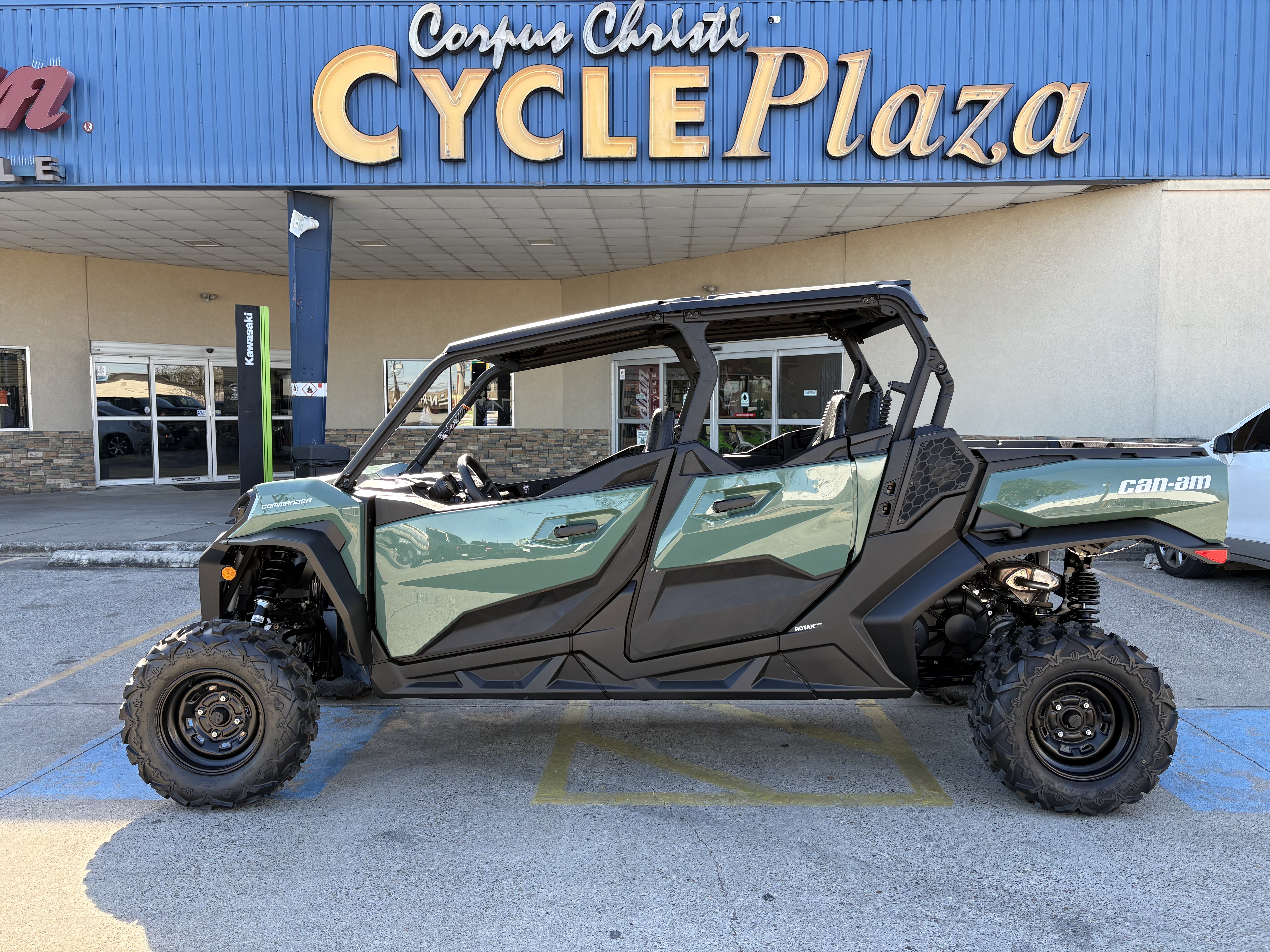 2026 Can-Am Commander MAX DPS 700 Side x Side