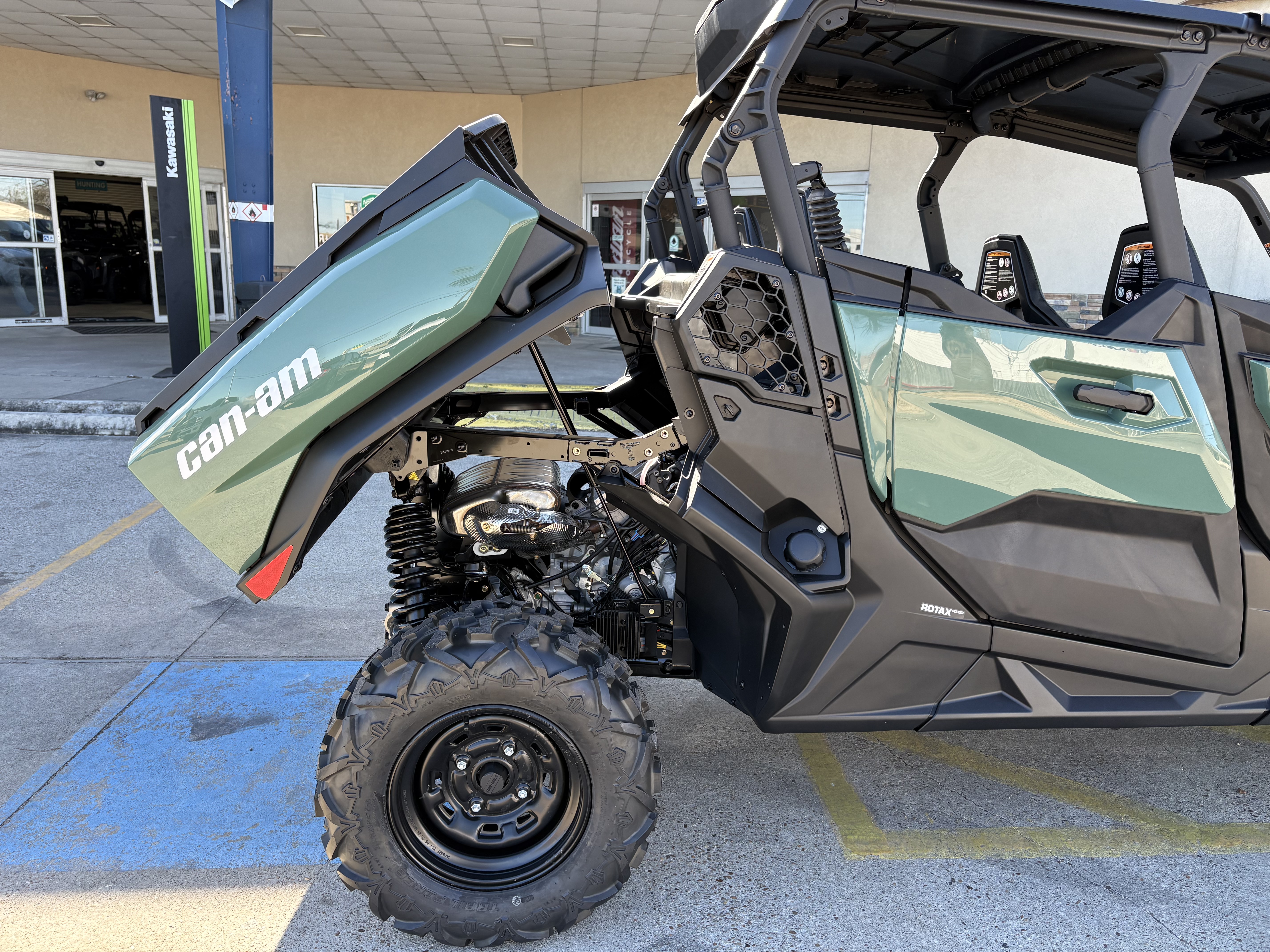 2026 Can-Am Commander MAX DPS 700 Side x Side