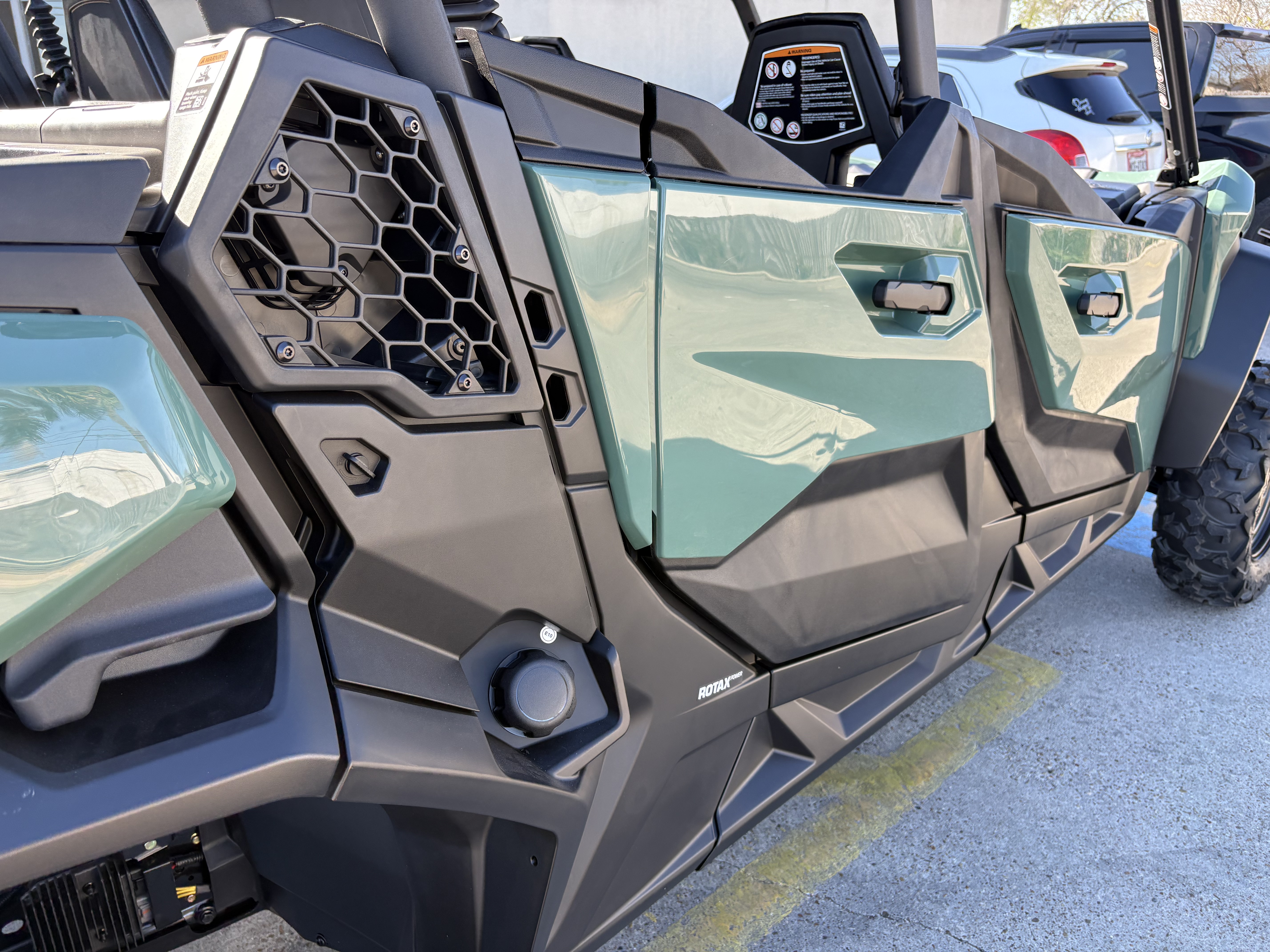 2026 Can-Am Commander MAX DPS 700 Side x Side