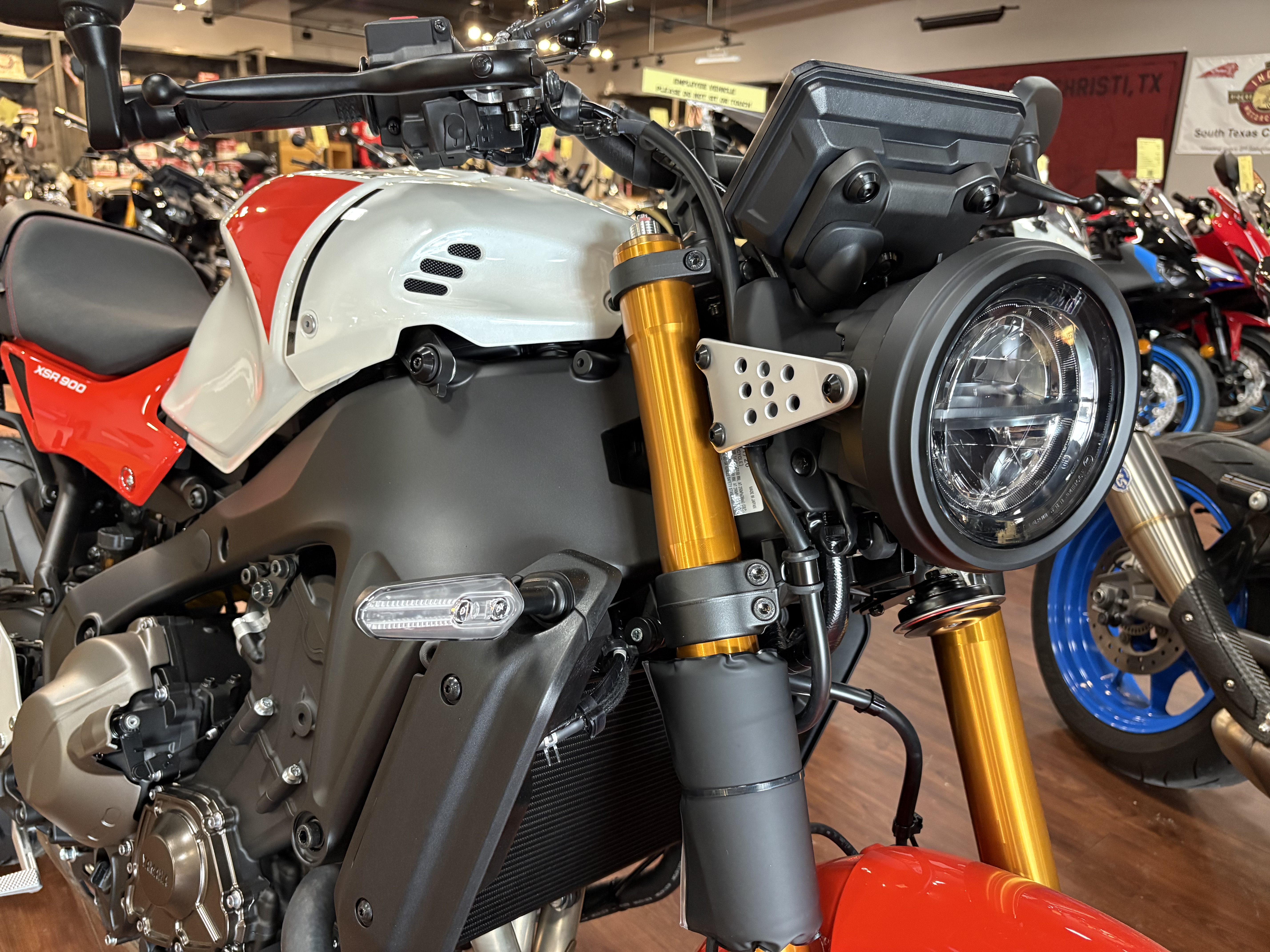 2026 Yamaha XSR900 SPORT BIKE